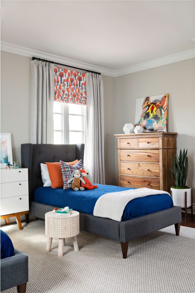 Imagen de dormitorio infantil de 4 a 10 años mediterráneo de tamaño medio con paredes grises, suelo de madera en tonos medios y suelo marrón
