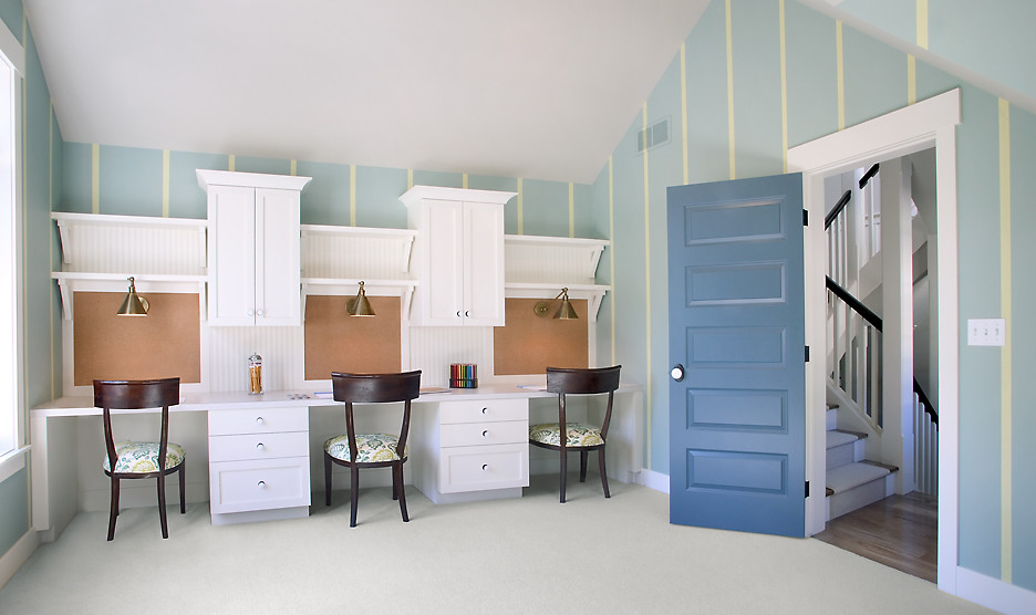 Cette photo montre une grande chambre d'enfant chic avec un bureau, un mur bleu et moquette.