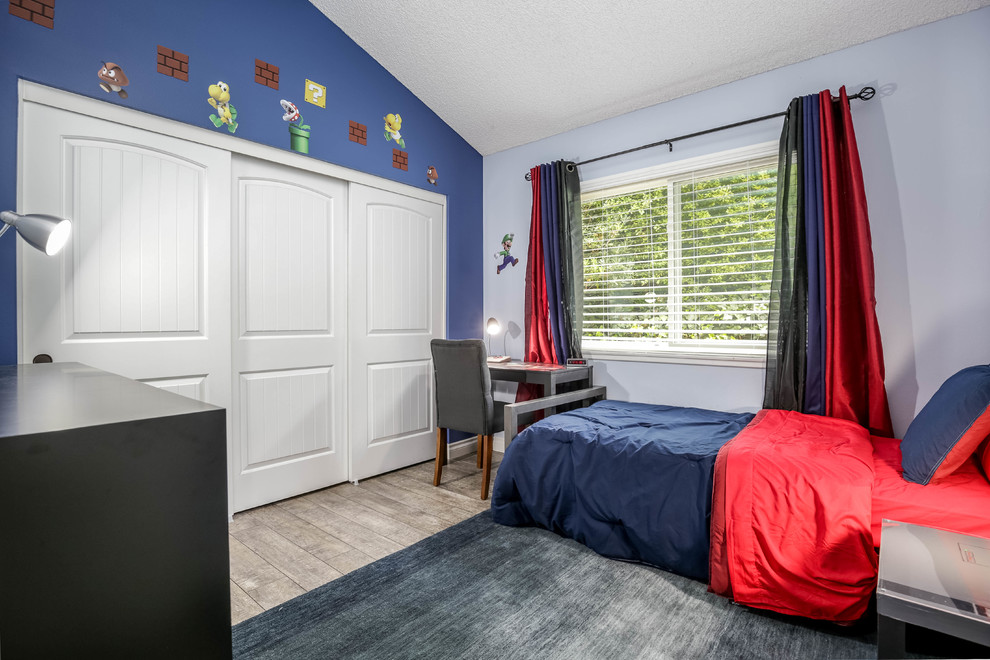 Idéer för industriella pojkrum kombinerat med sovrum och för 4-10-åringar, med blå väggar, laminatgolv och grått golv