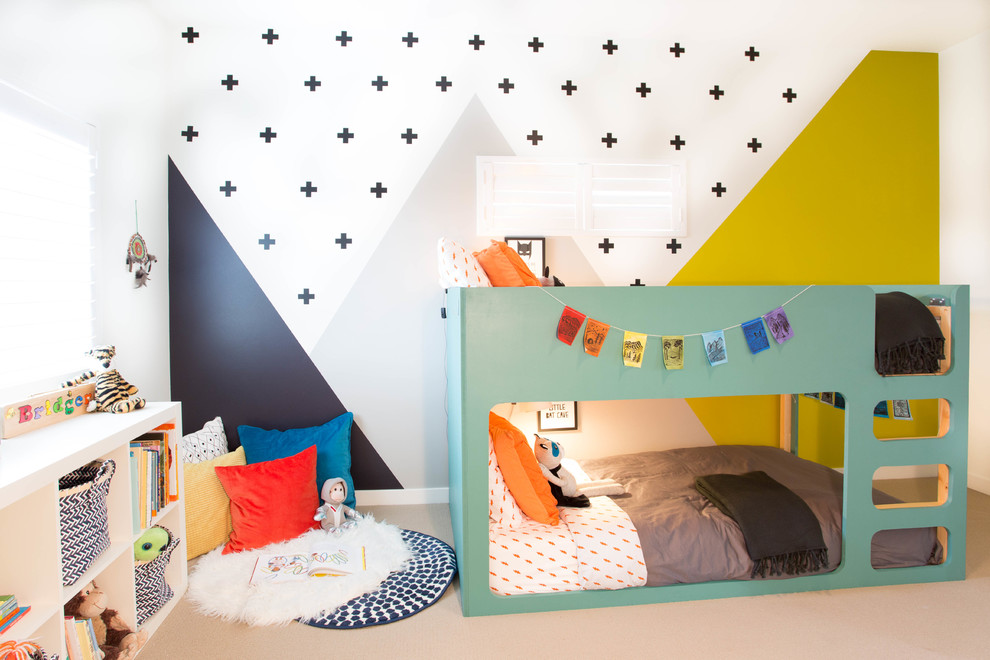 Modernes Jungszimmer mit Schlafplatz, weißer Wandfarbe, Teppichboden und beigem Boden in Denver