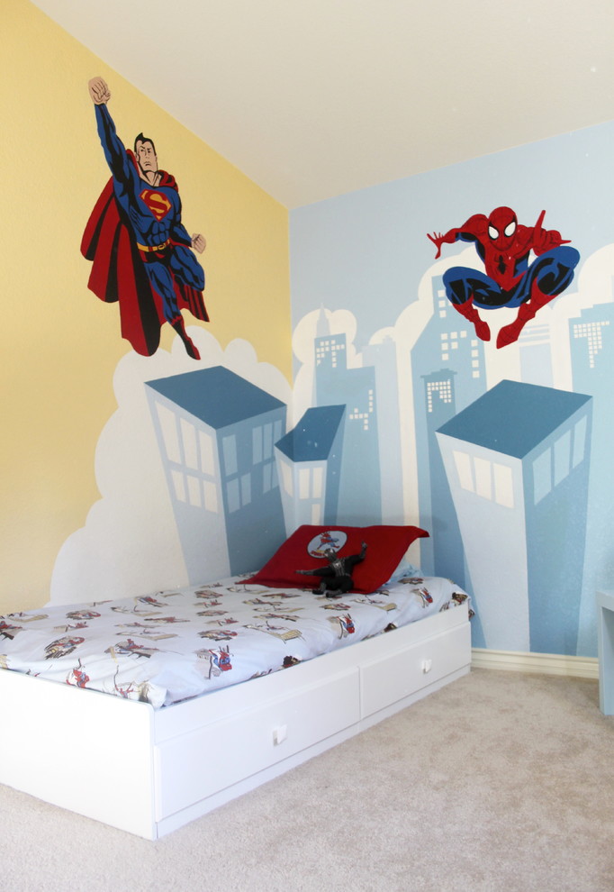 Inredning av ett modernt pojkrum kombinerat med sovrum och för 4-10-åringar, med blå väggar och heltäckningsmatta