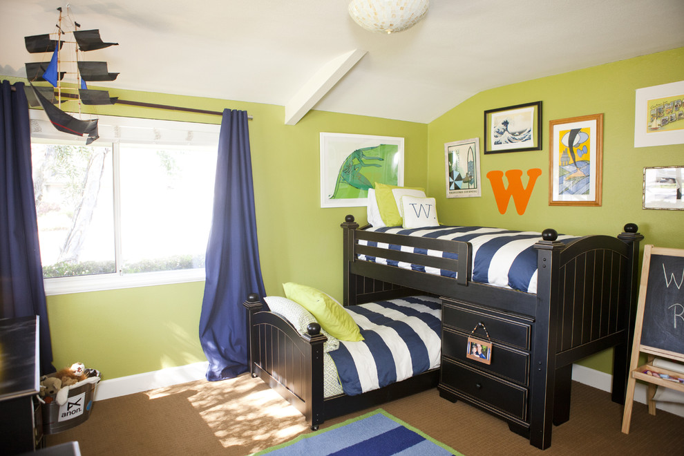 Inredning av ett modernt mellanstort barnrum kombinerat med sovrum, med gröna väggar och heltäckningsmatta