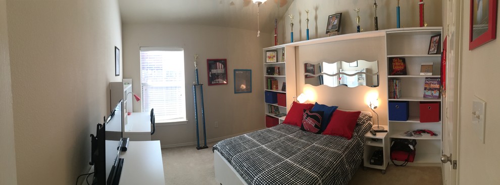 На фото: детская среднего размера с спальным местом, бежевыми стенами и ковровым покрытием для подростка, мальчика с