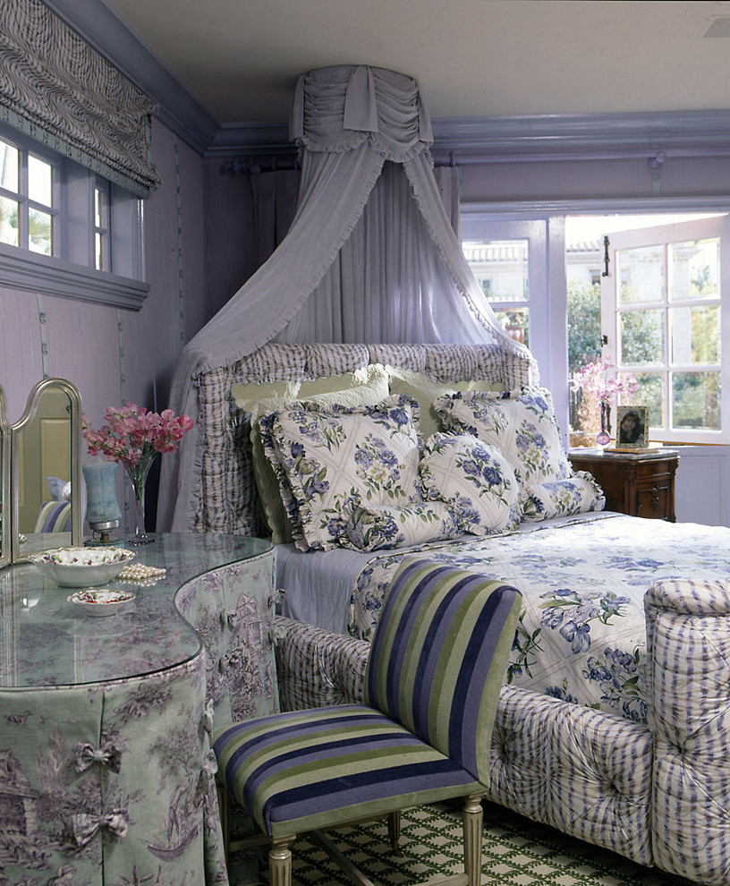 Inredning av ett shabby chic-inspirerat barnrum kombinerat med sovrum, med lila väggar