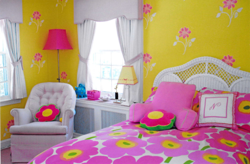 Modelo de dormitorio infantil de 4 a 10 años bohemio de tamaño medio con paredes amarillas y moqueta