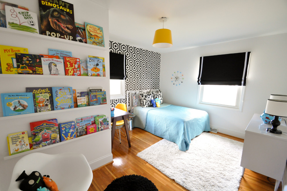 Cette image montre une chambre d'enfant vintage avec un mur multicolore.