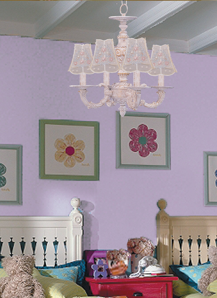 Ejemplo de dormitorio infantil de 4 a 10 años clásico renovado de tamaño medio con paredes rosas y suelo de madera clara