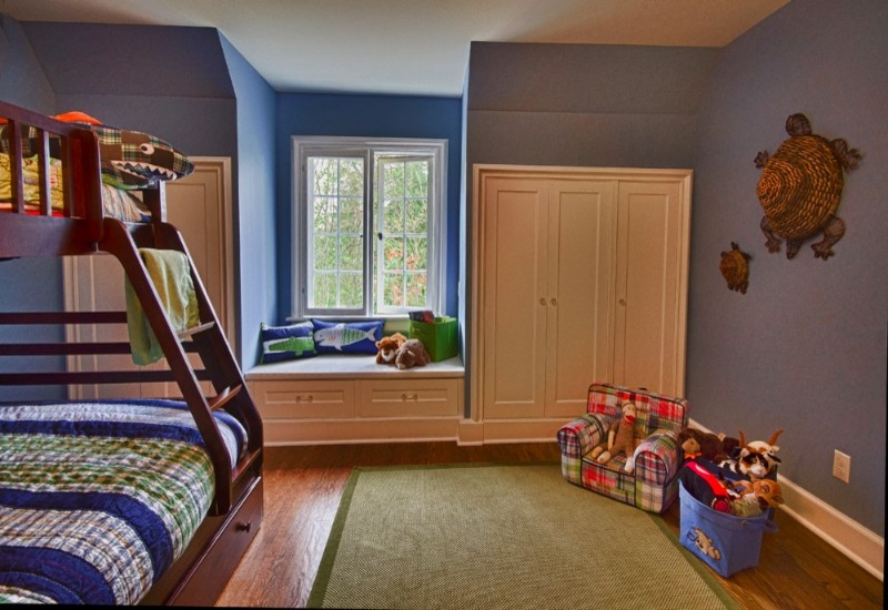 Esempio di una cameretta per bambini da 4 a 10 anni stile marinaro di medie dimensioni con pareti blu e pavimento in legno massello medio