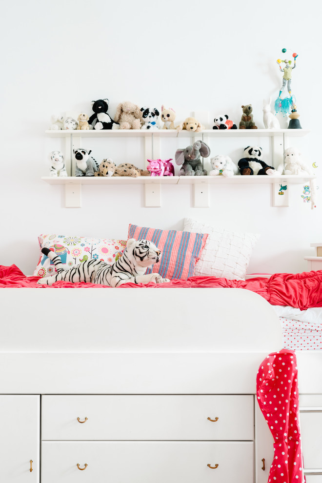 パースにあるエクレクティックスタイルのおしゃれな子供の寝室 (白い壁) の写真