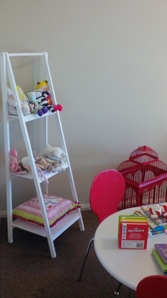 Bild på ett mellanstort eklektiskt könsneutralt småbarnsrum kombinerat med lekrum, med vita väggar och heltäckningsmatta