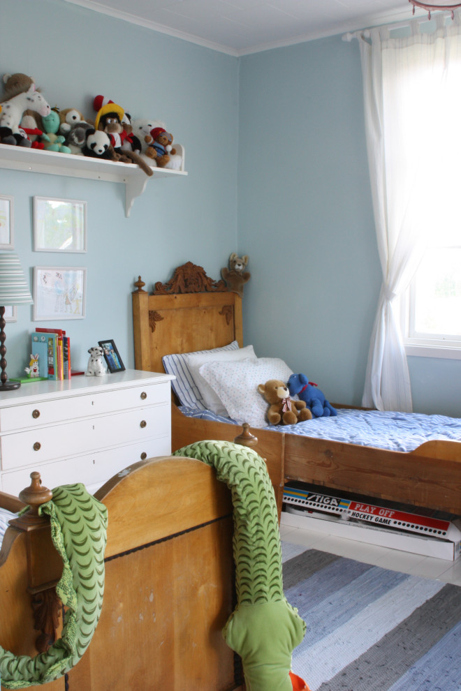 Foto på ett mellanstort vintage pojkrum kombinerat med sovrum och för 4-10-åringar, med blå väggar och grått golv