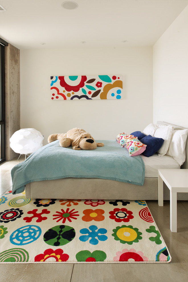 Imagen de dormitorio infantil de 4 a 10 años minimalista con paredes blancas, suelo de cemento y suelo gris