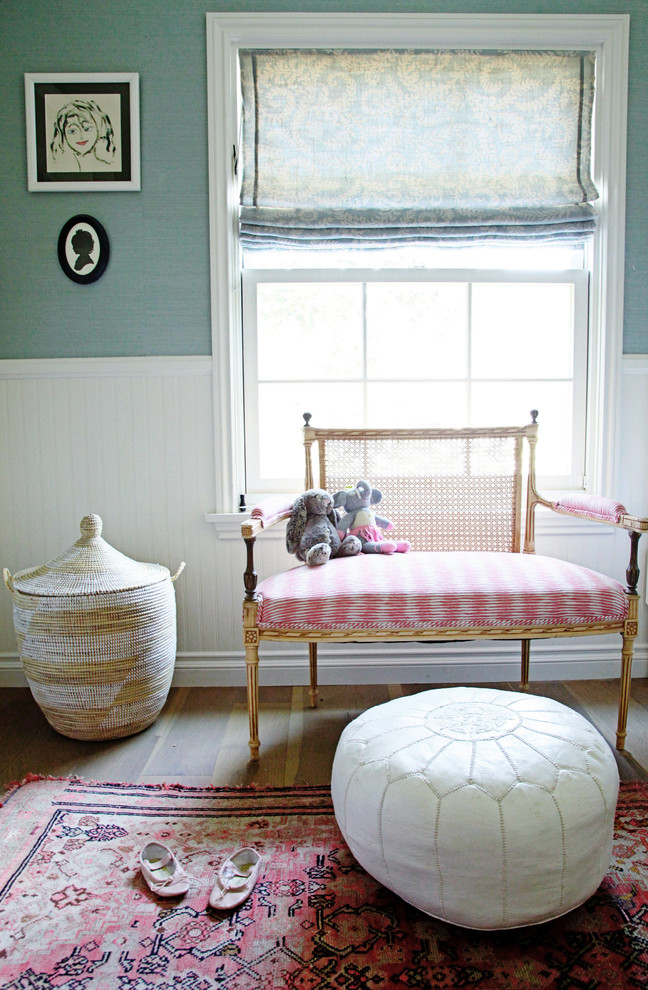 Idéer för ett mellanstort eklektiskt flickrum kombinerat med sovrum och för 4-10-åringar, med mellanmörkt trägolv och blå väggar