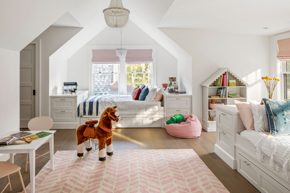 Großes Country Mädchenzimmer mit Schlafplatz, weißer Wandfarbe und braunem Holzboden in Boston