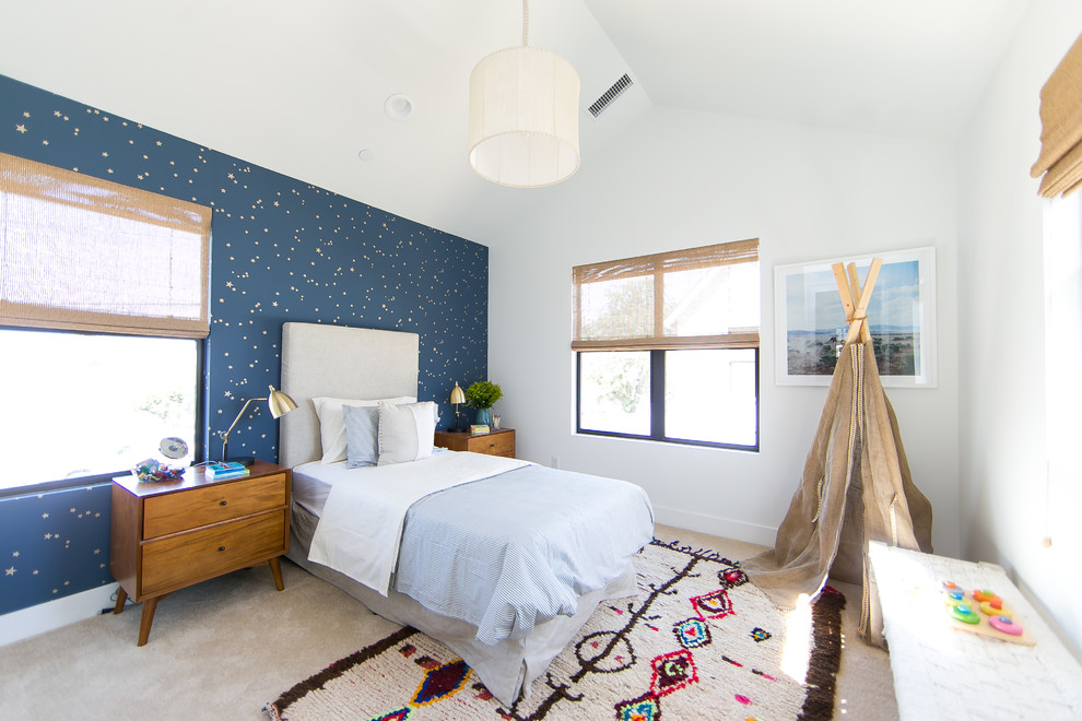 Idées déco pour une chambre d'enfant bord de mer avec un mur bleu, moquette et un sol beige.