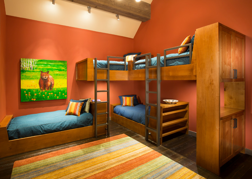 На фото: нейтральная детская в современном стиле с спальным местом, оранжевыми стенами и темным паркетным полом для ребенка от 4 до 10 лет, двоих детей с