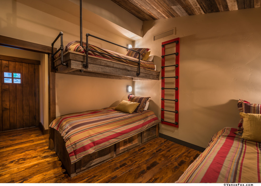 Bild på ett stort funkis könsneutralt barnrum kombinerat med sovrum och för 4-10-åringar, med beige väggar och mellanmörkt trägolv
