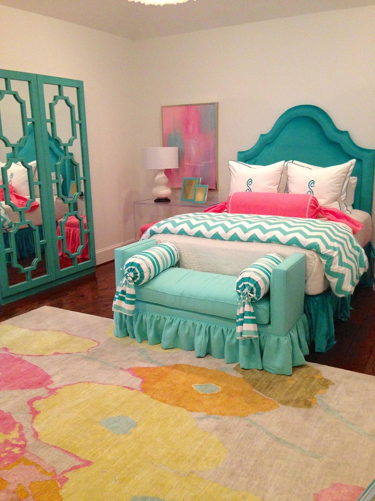 Modelo de habitación de niña minimalista con paredes blancas y suelo de madera en tonos medios
