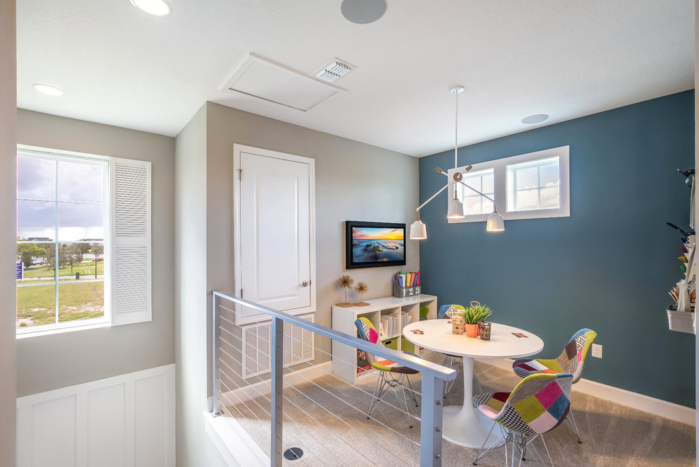 Réalisation d'une chambre neutre tradition avec un bureau, moquette, un sol beige et un mur bleu.
