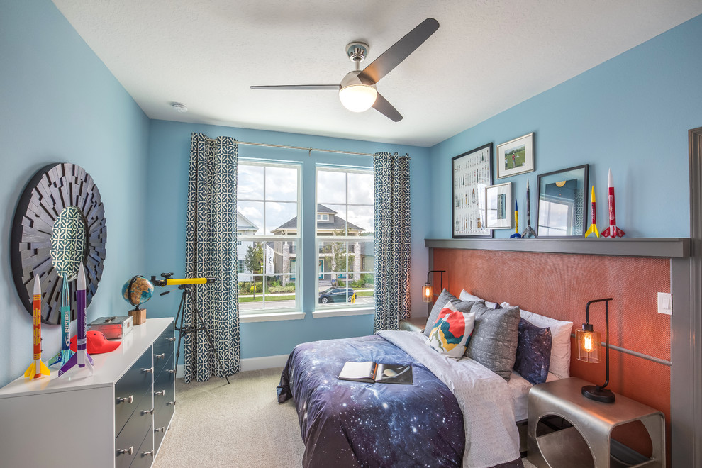 Idee per una cameretta da letto chic con moquette, pavimento beige e pareti blu