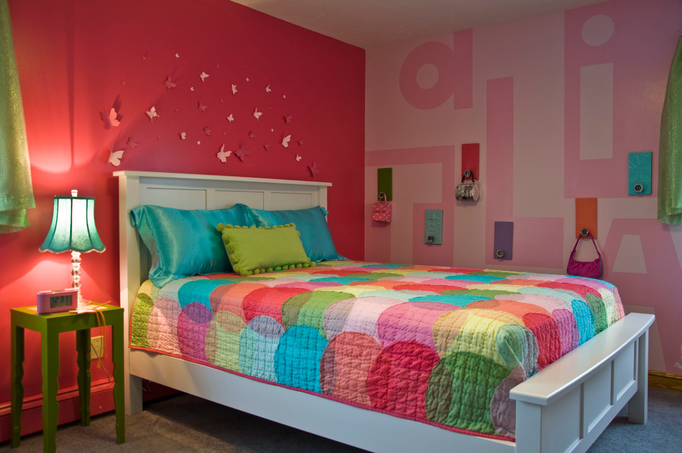 Inredning av ett klassiskt barnrum kombinerat med sovrum, med rosa väggar och heltäckningsmatta