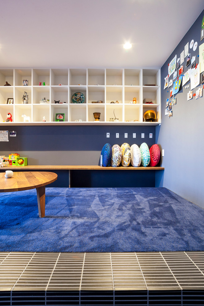 Imagen de dormitorio infantil de 1 a 3 años actual de tamaño medio con paredes azules y moqueta