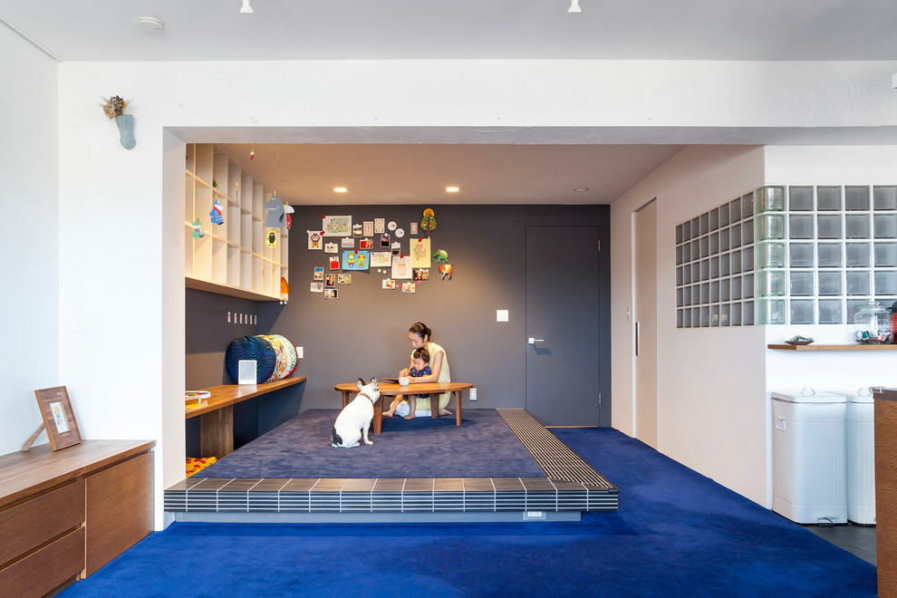 Свежая идея для дизайна: нейтральная детская с игровой среднего размера в современном стиле с синими стенами и ковровым покрытием для ребенка от 1 до 3 лет - отличное фото интерьера