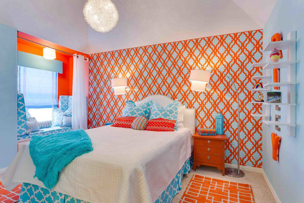 Foto på ett funkis barnrum kombinerat med sovrum, med flerfärgade väggar