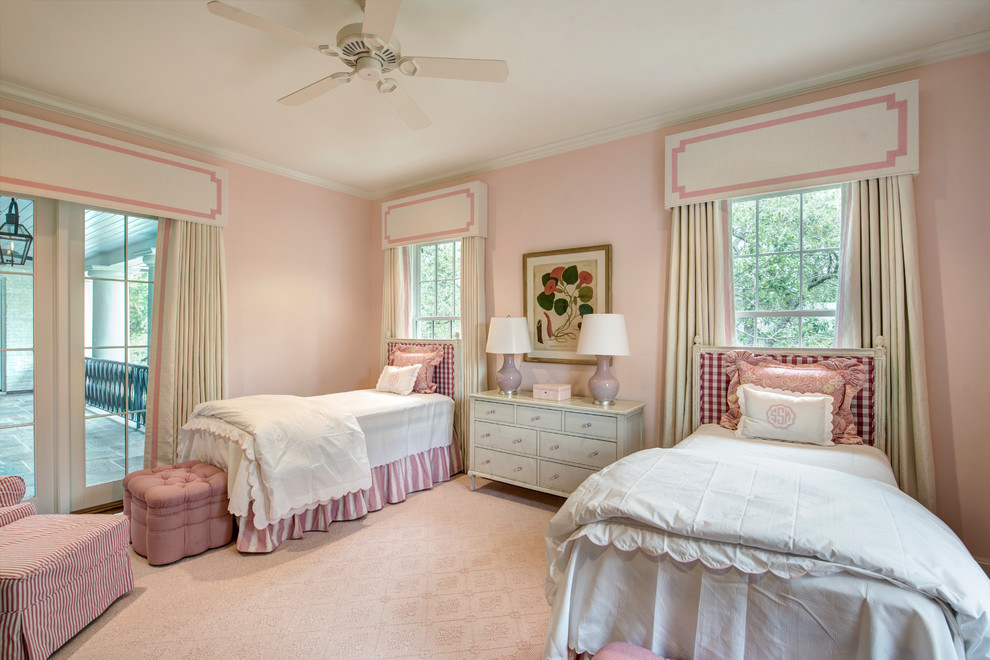 Exempel på ett klassiskt flickrum kombinerat med sovrum, med rosa väggar och rosa golv