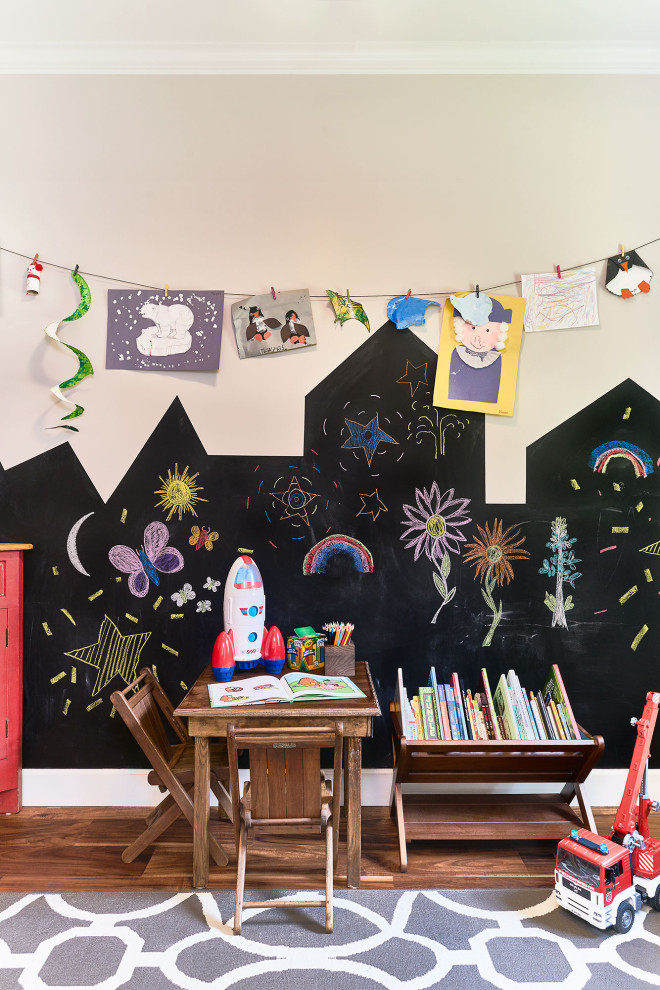 Mittelgroßes Klassisches Kinderzimmer mit Spielecke, beiger Wandfarbe und braunem Holzboden in Austin
