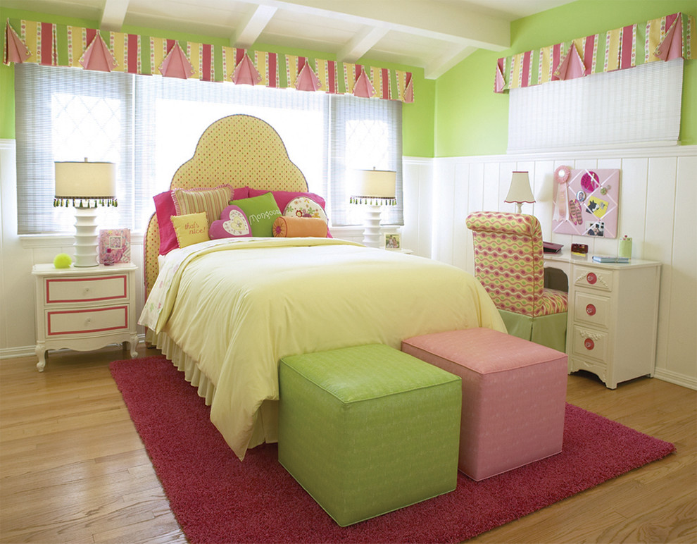 Idéer för mellanstora funkis flickrum kombinerat med sovrum och för 4-10-åringar, med gröna väggar och ljust trägolv