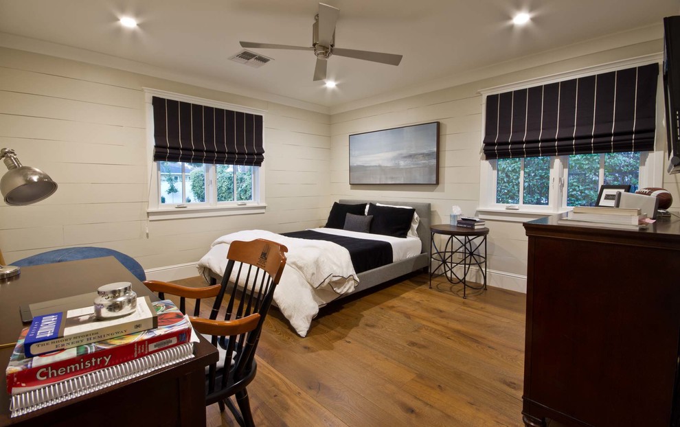 Réalisation d'une grande chambre d'enfant tradition avec un mur blanc, un sol en bois brun et un sol marron.