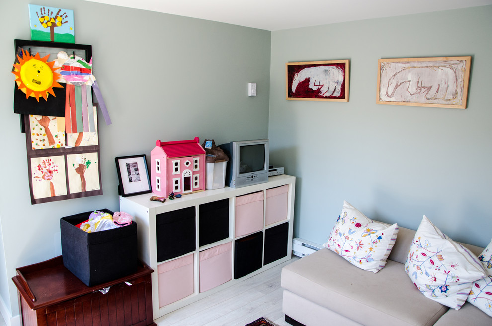 Design ideas for a traditional kids' bedroom in Vancouver.