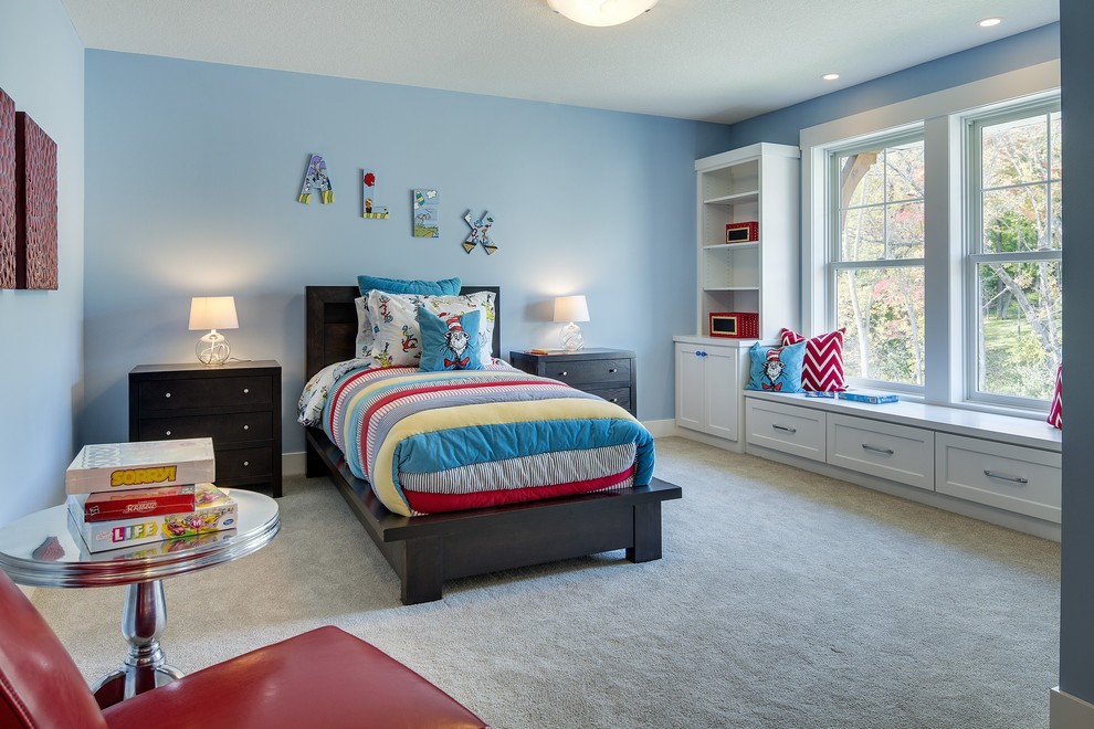 Bild på ett mellanstort vintage pojkrum kombinerat med sovrum och för 4-10-åringar, med blå väggar och heltäckningsmatta