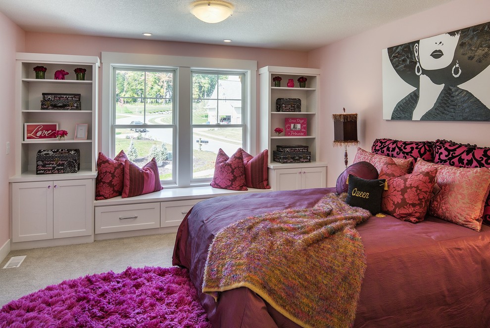 Bild på ett mellanstort vintage barnrum kombinerat med sovrum, med heltäckningsmatta och rosa väggar