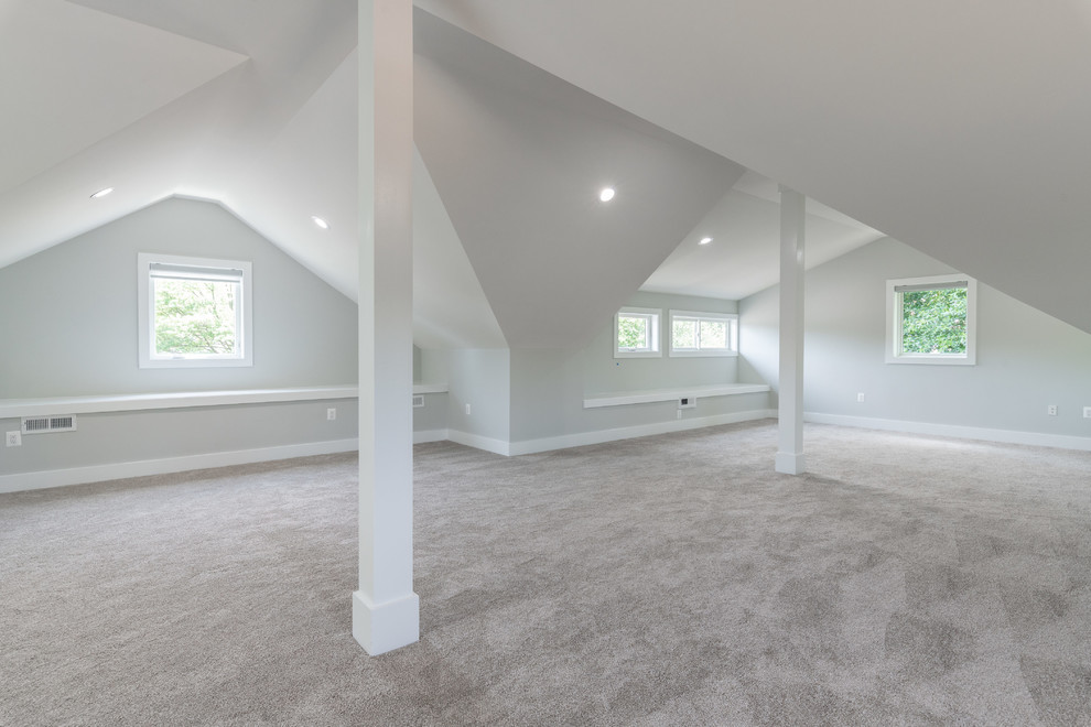 Idéer för att renovera ett mellanstort funkis könsneutralt barnrum kombinerat med lekrum, med vita väggar, heltäckningsmatta och grått golv