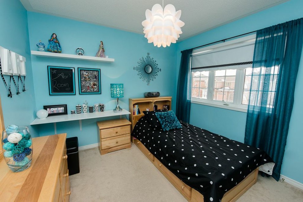 На фото: детская в современном стиле с спальным местом, синими стенами и ковровым покрытием для подростка, девочки с
