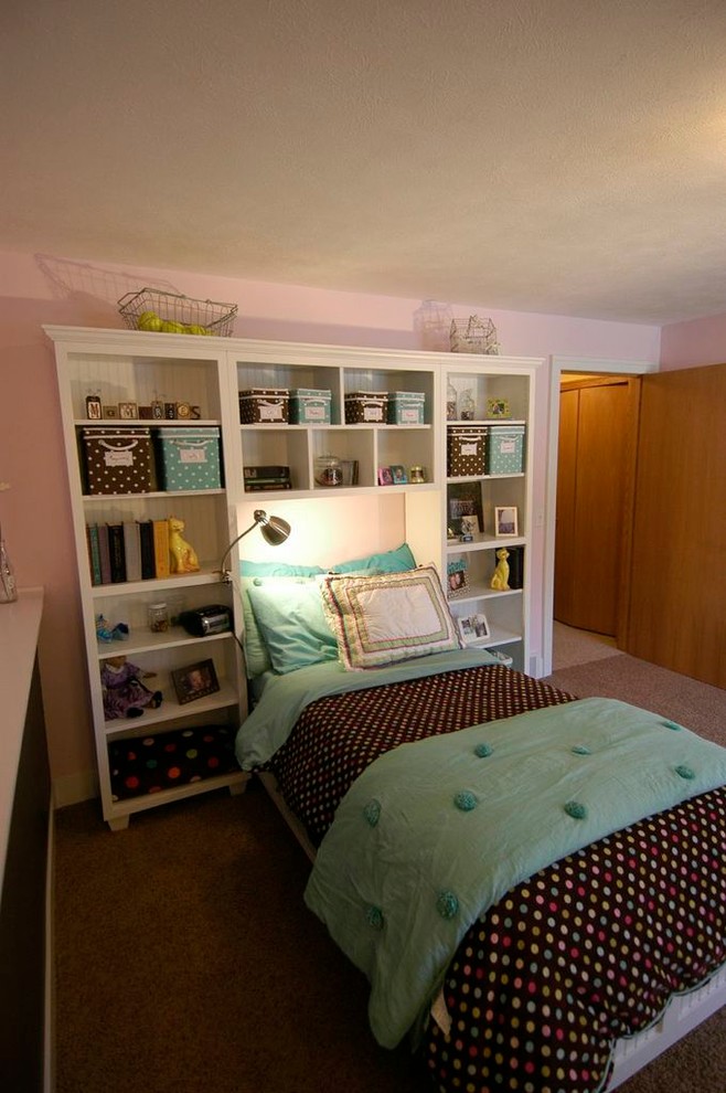 Kids' bedroom - mid-sized traditional gender-neutral kids' bedroom idea in Grand Rapids