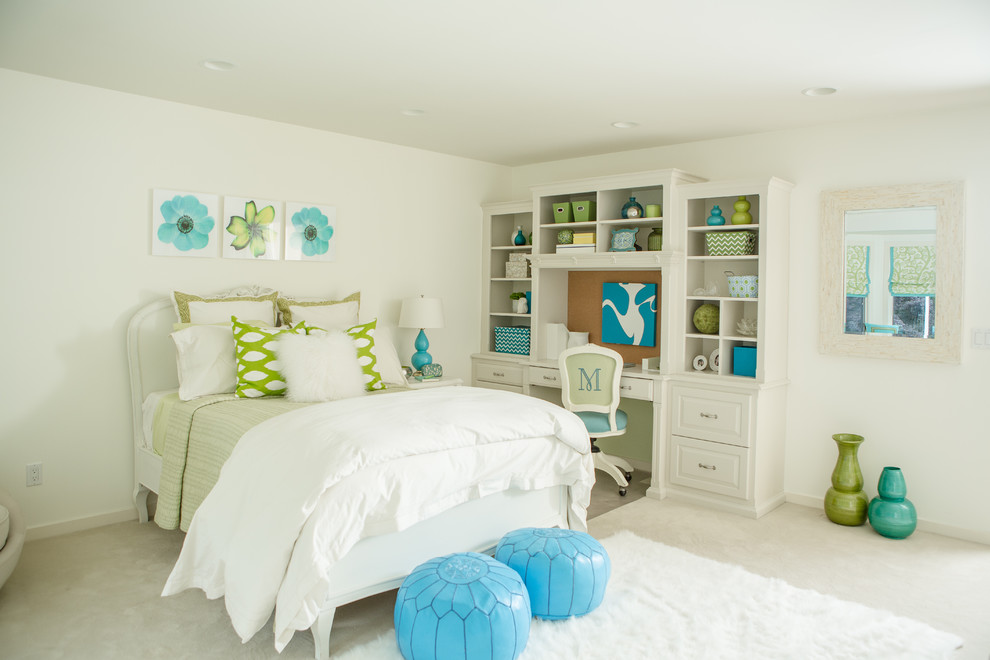 Inspiration för ett vintage barnrum kombinerat med sovrum, med vita väggar och heltäckningsmatta