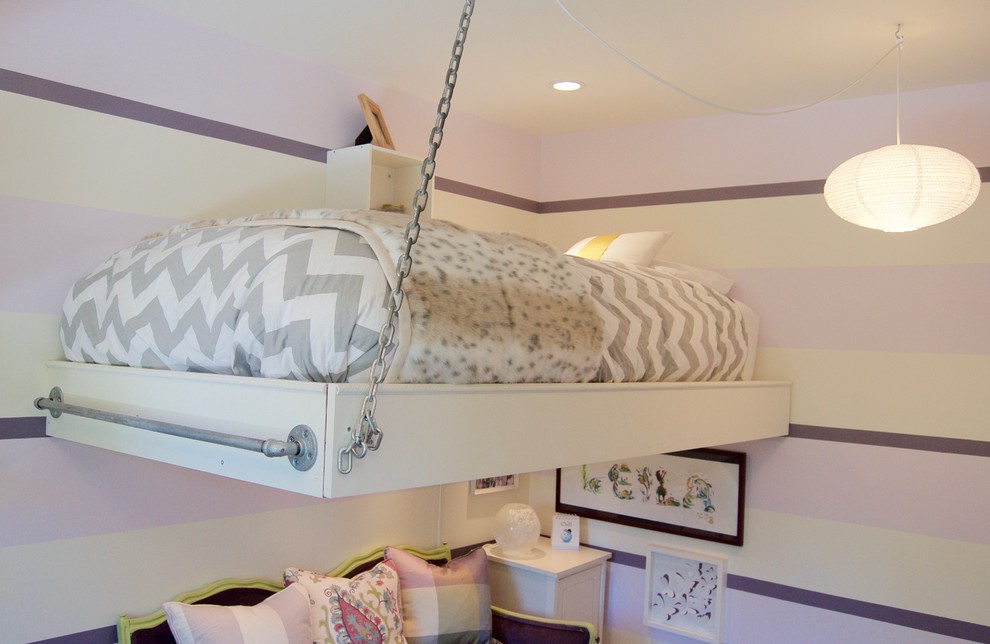 Imagen de dormitorio infantil tradicional renovado pequeño con paredes púrpuras y suelo de madera en tonos medios