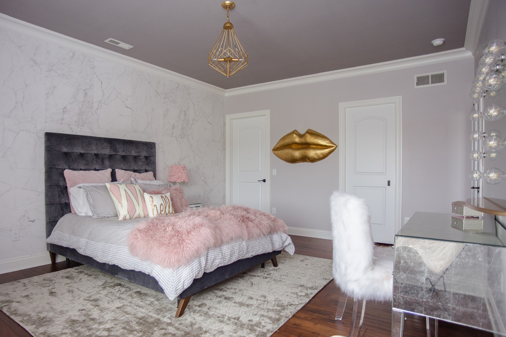 Modern inredning av ett mellanstort barnrum kombinerat med sovrum, med vita väggar och brunt golv