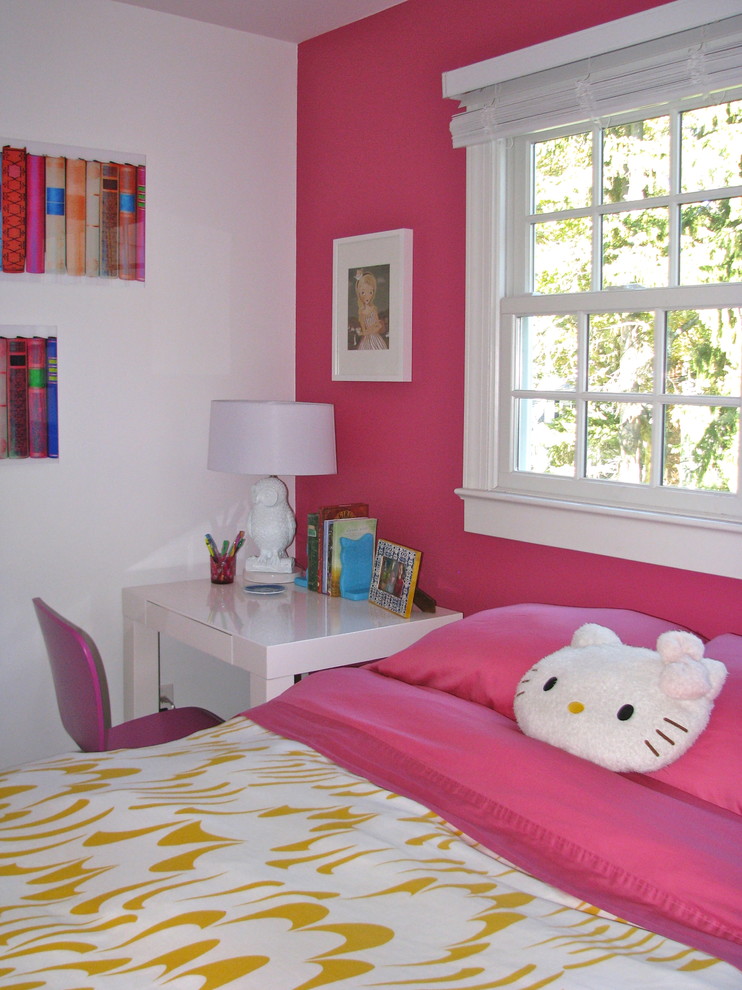 Ispirazione per una cameretta per bambini classica di medie dimensioni con pareti rosa