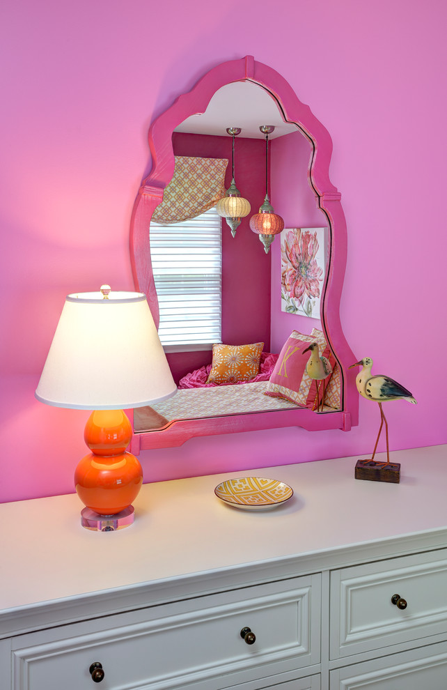 Inspiration för små klassiska barnrum kombinerat med sovrum, med rosa väggar, mellanmörkt trägolv och beiget golv