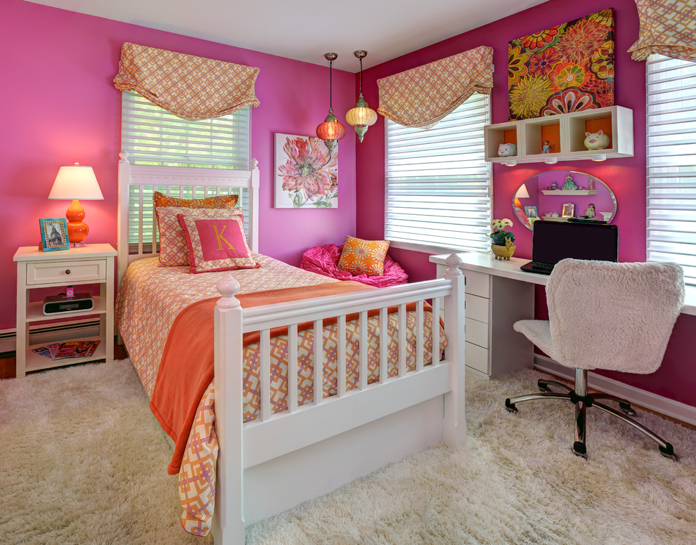 Klassisk inredning av ett litet barnrum kombinerat med sovrum, med rosa väggar, mellanmörkt trägolv och beiget golv