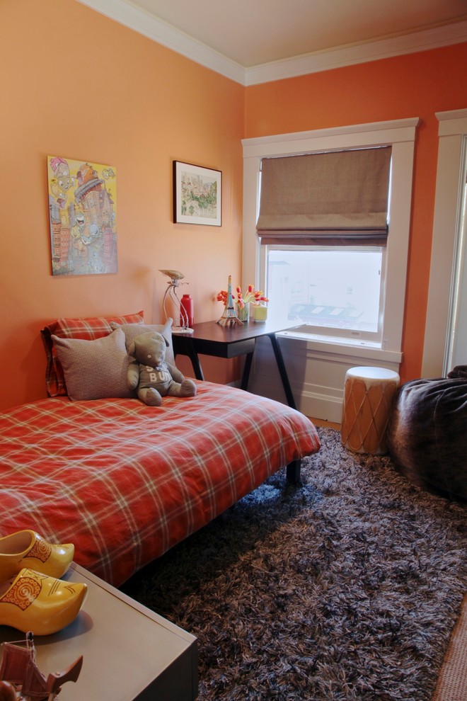 Diseño de dormitorio infantil de 4 a 10 años actual con parades naranjas