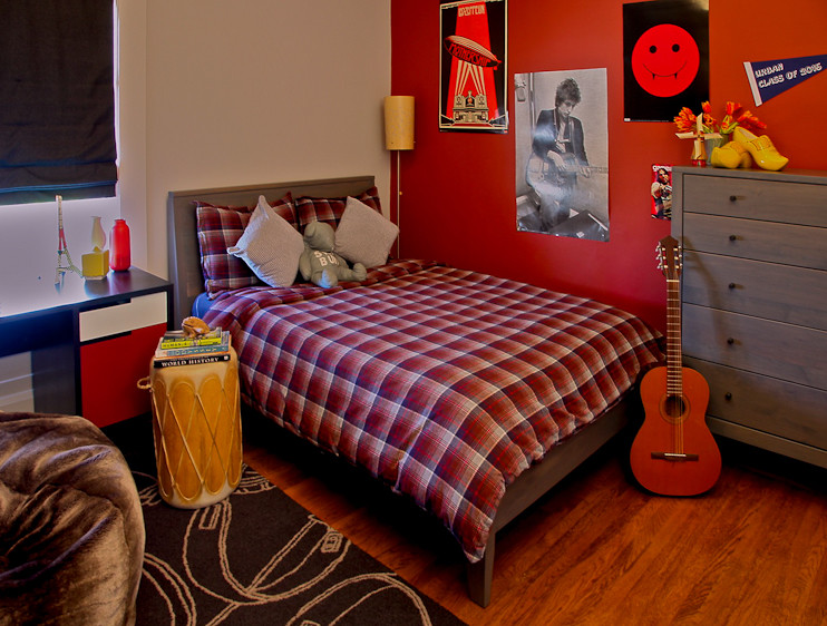 На фото: детская в современном стиле с спальным местом, паркетным полом среднего тона и разноцветными стенами для подростка, мальчика