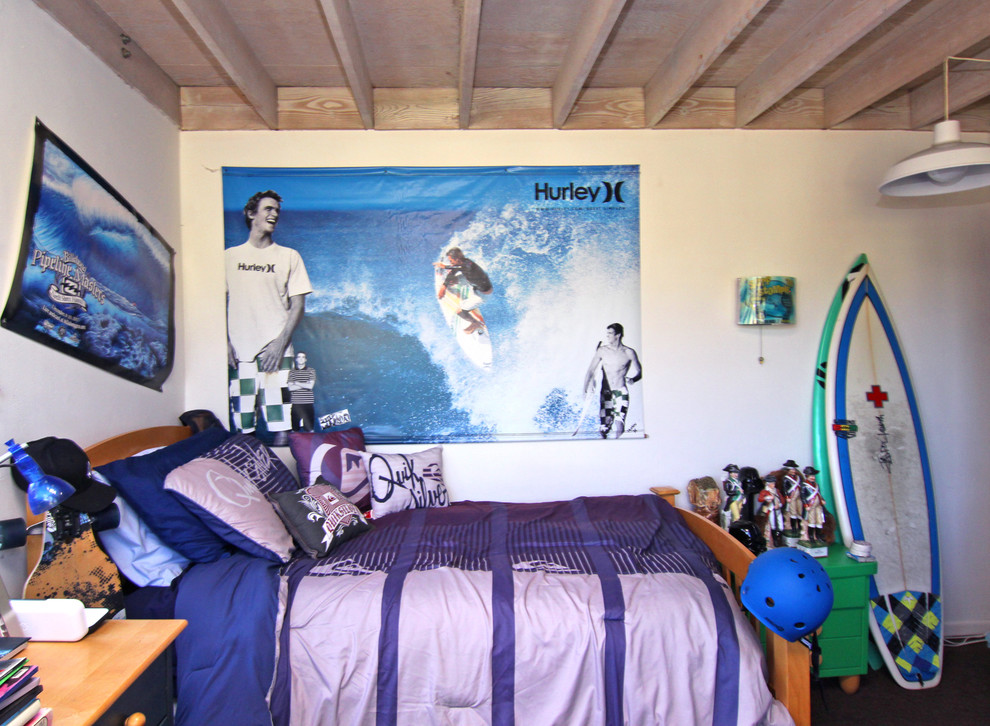 На фото: детская в морском стиле с спальным местом и белыми стенами для подростка, мальчика с