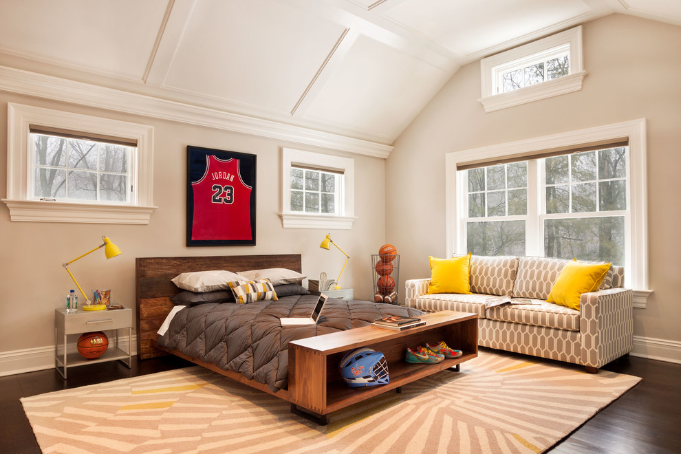 Imagen de dormitorio infantil clásico de tamaño medio con paredes beige y suelo de madera oscura