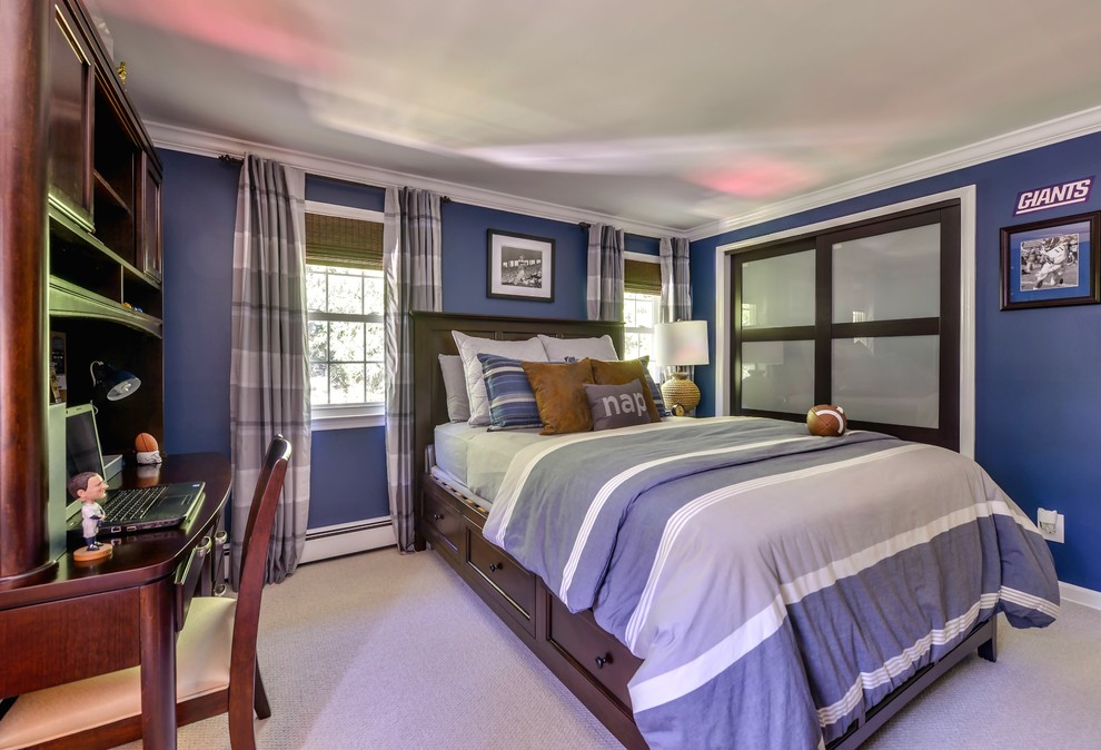 Imagen de dormitorio infantil clásico renovado de tamaño medio con paredes azules y moqueta