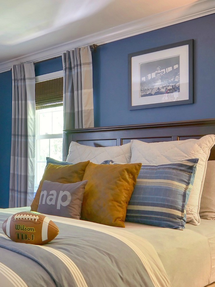 На фото: детская среднего размера в стиле неоклассика (современная классика) с спальным местом, синими стенами и ковровым покрытием для подростка, мальчика